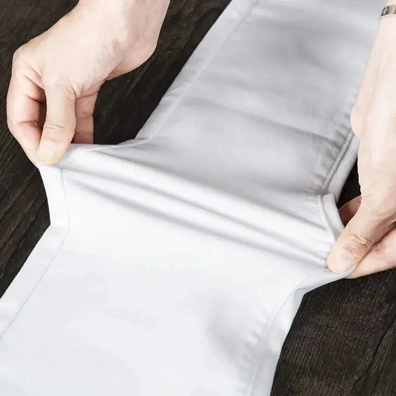 Vaqueros Clínicos Blancos Premium: Confort Ergonómico y Estilo Refinado.