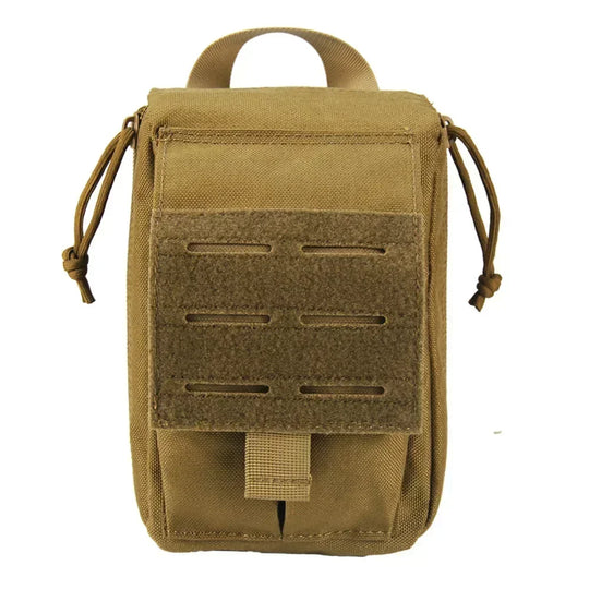 Riñonera médica de élite. Primer plano de sus bolsillos organizadores y tejido resistente.