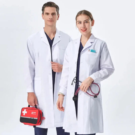 Bata médica femenina blanca moderna