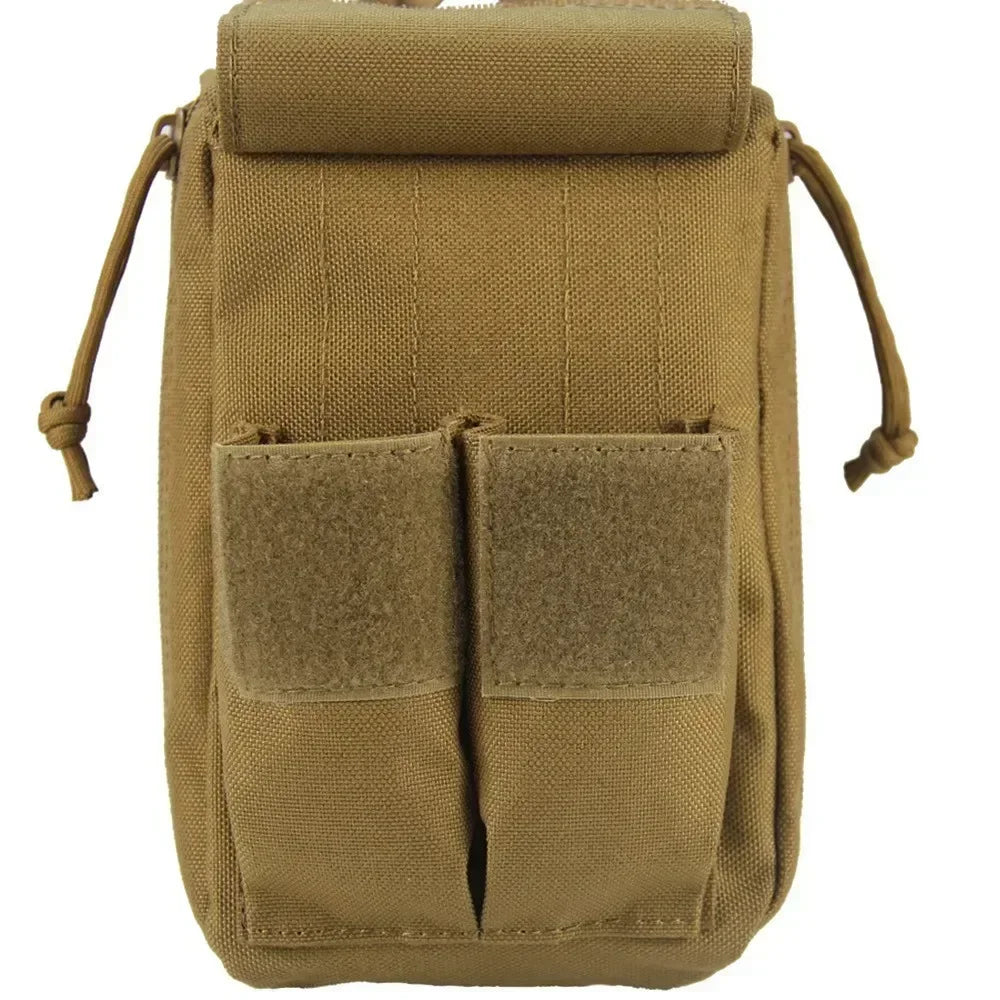 Riñonera médica organizadora color negro con múltiples compartimentos, vista en detalle de sus bolsillos.