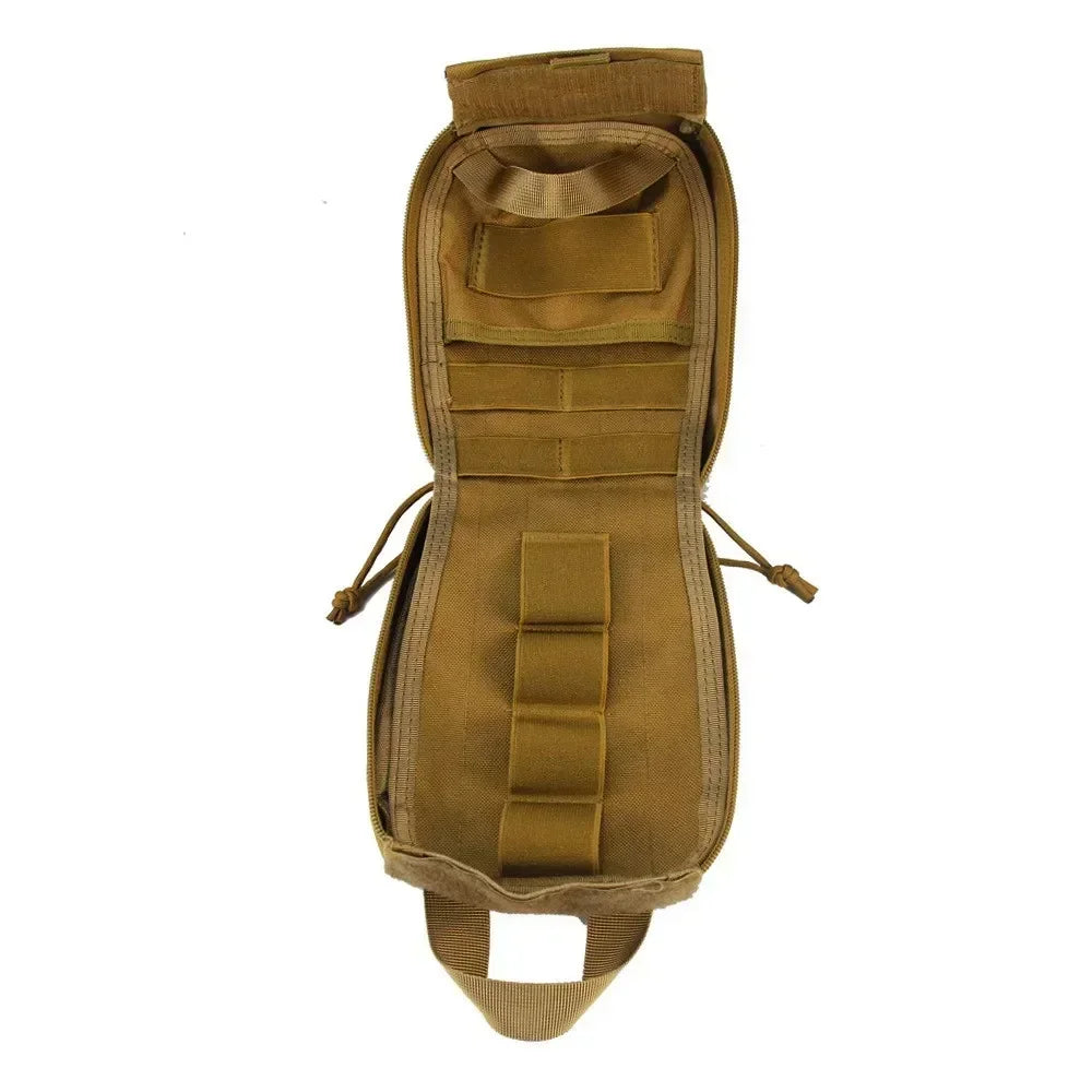 Detalle de los compartimentos de la Riñonera Médica de Élite negra, mostrando su capacidad de organización.