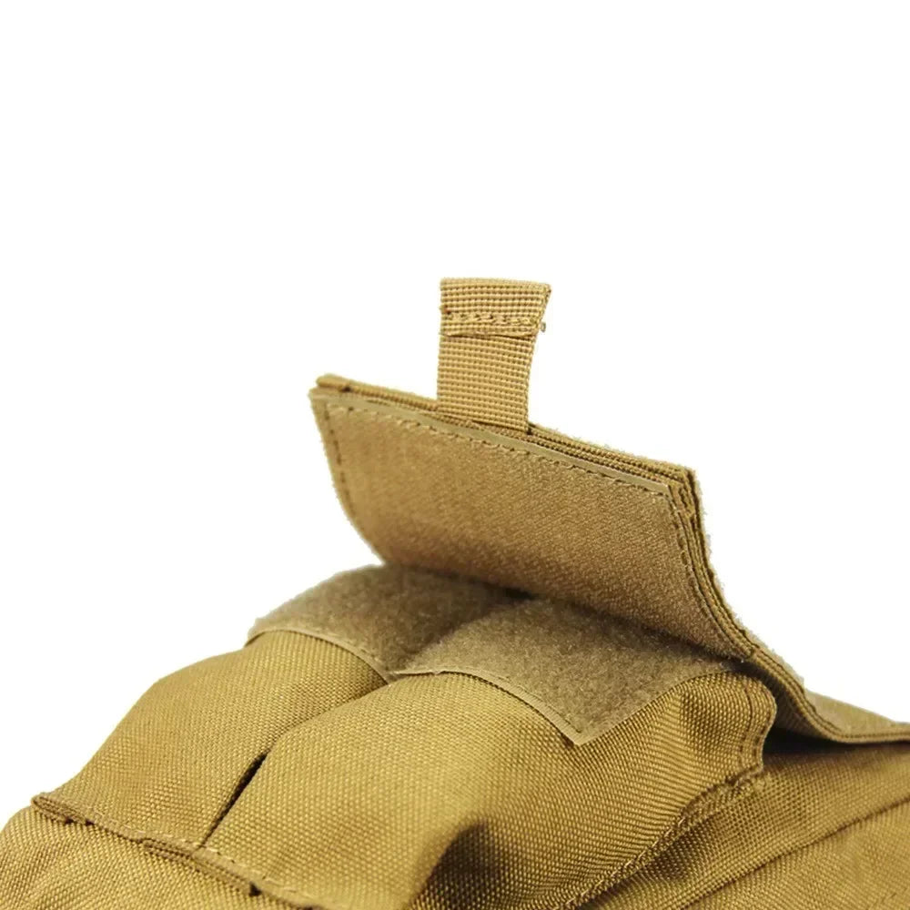 Detalle de los compartimentos y cremallera de la riñonera médica de élite, mostrando su capacidad de organización.