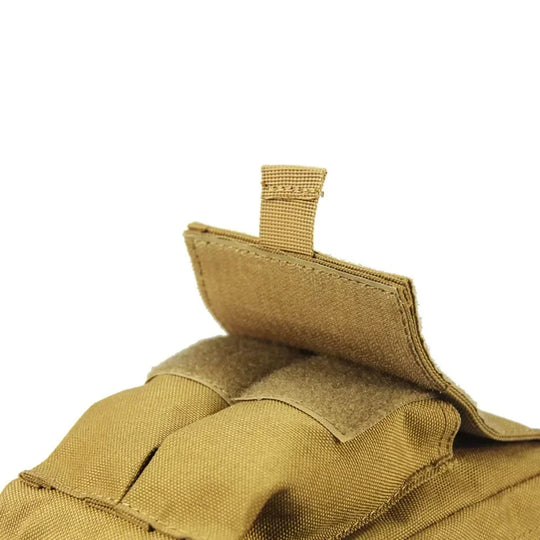 Detalle de los compartimentos y cremallera de la riñonera médica de élite, mostrando su capacidad de organización.