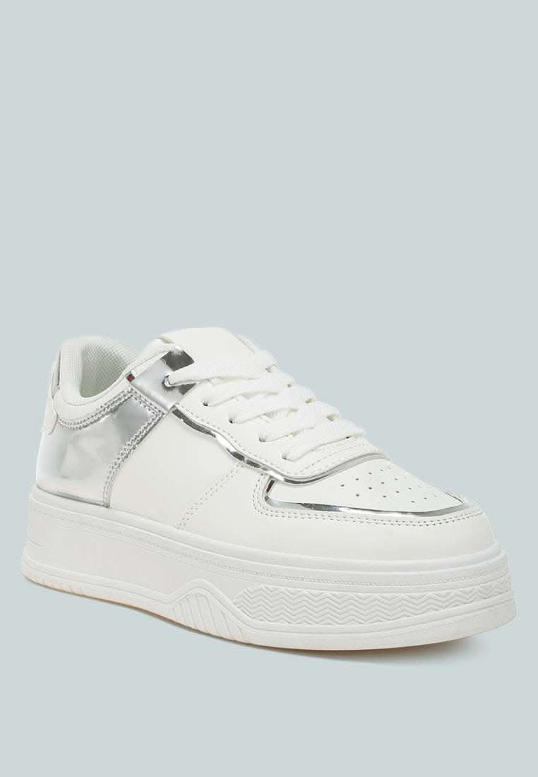 Tenis Plataforma Scouts Metallic – Blancos con Detalles Metálicos y Suela Antideslizante.