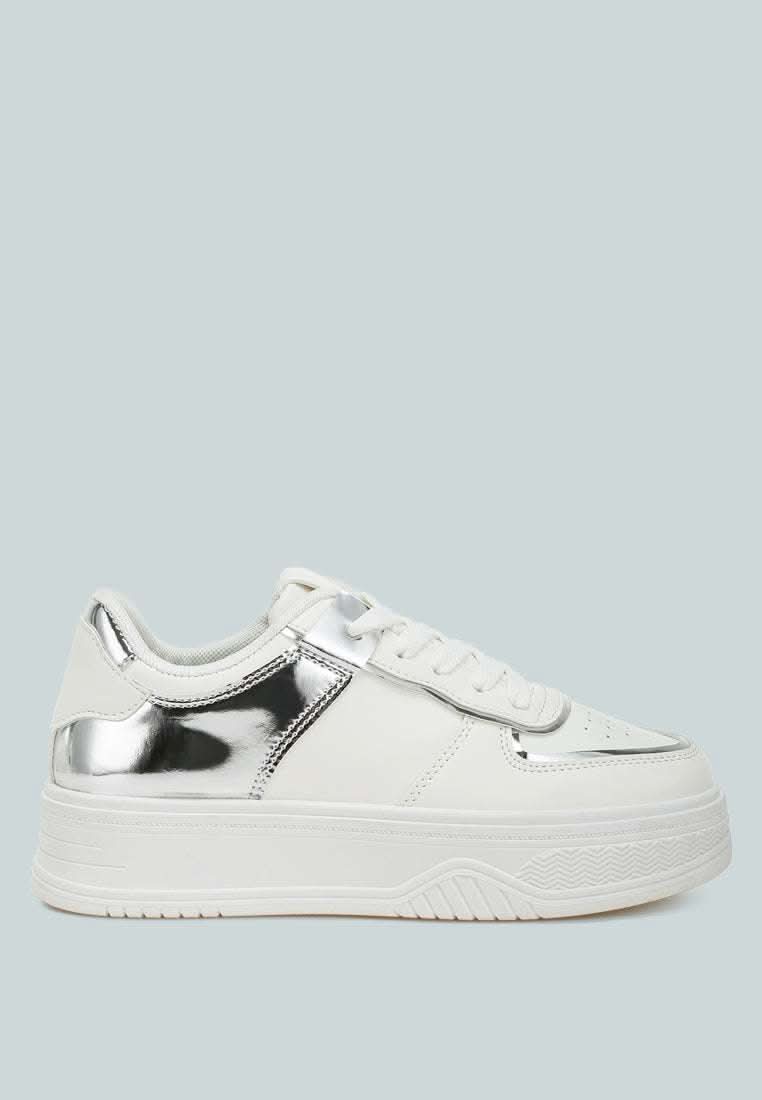 Tenis Plataforma Scouts Metallic – Blancos con Detalles Metálicos y Suela Antideslizante.